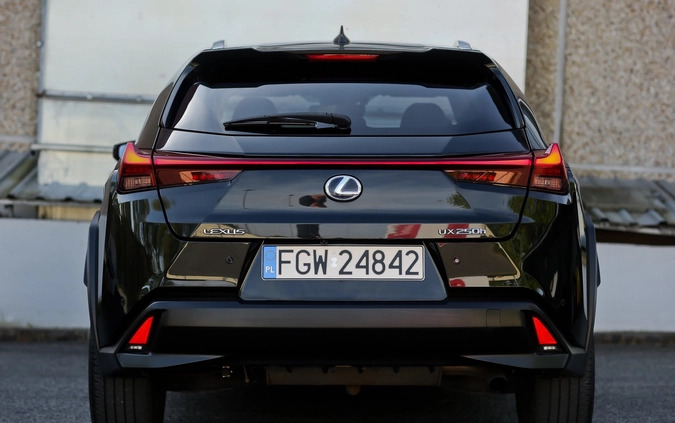 Lexus UX cena 115500 przebieg: 66098, rok produkcji 2019 z Bierutów małe 781